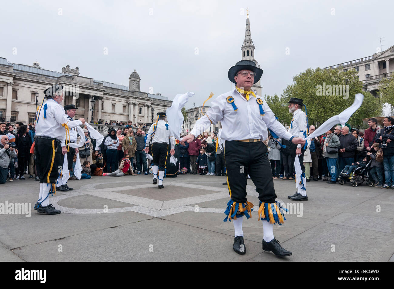 London, UK. 2. Mai 2015. Teilnehmer, die Teilnahme an der Westminster Morris Männer "Tag des Tanzes" auf dem Trafalgar Square vor verwirrte Touristen. Morris Männer Gruppen stammen aus so weit wie Brighton und Newcastle an dieser jährlichen Veranstaltung teilnehmen. Bildnachweis: Stephen Chung / Alamy Live News Stockfoto