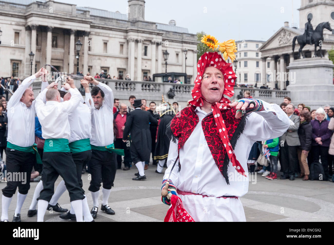 London, UK. 2. Mai 2015. Teilnehmer, die Teilnahme an der Westminster Morris Männer "Tag des Tanzes" auf dem Trafalgar Square vor verwirrte Touristen. Morris Männer Gruppen stammen aus so weit wie Brighton und Newcastle an dieser jährlichen Veranstaltung teilnehmen. Bildnachweis: Stephen Chung / Alamy Live News Stockfoto