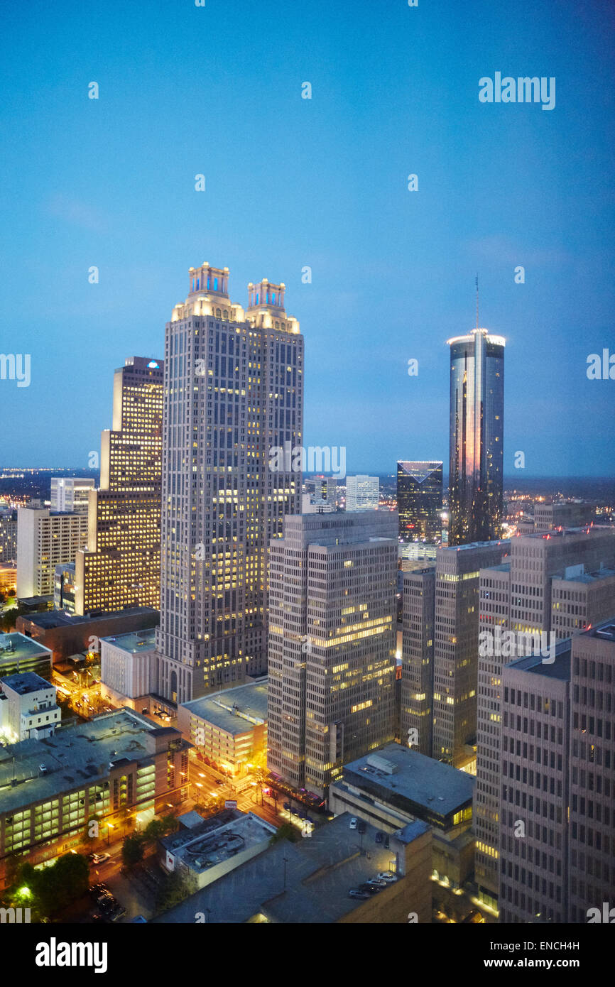 "Downtown Atlanta in Georga USA eine neunzig Peachtree Turm ist ein 235 m (771 ft) 50-stöckigen Wolkenkratzer in Atlanta, Georgia. Desi Stockfoto
