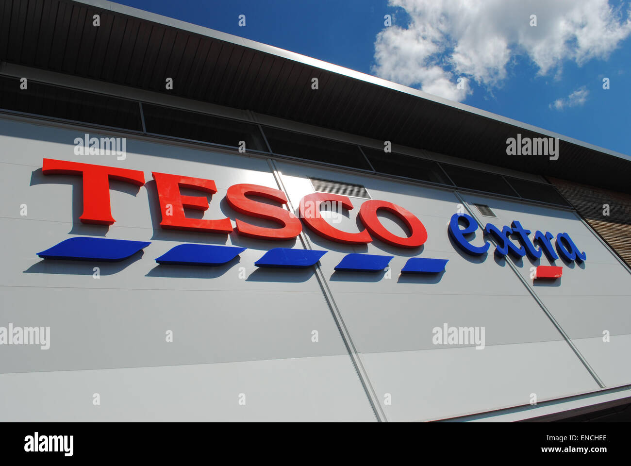 Dudley - 26 Apr: Blick auf ein Tesco-Logo auf der Außenseite eines Extra-Store am 26. April 2015 in Dudley, UK. Stockfoto