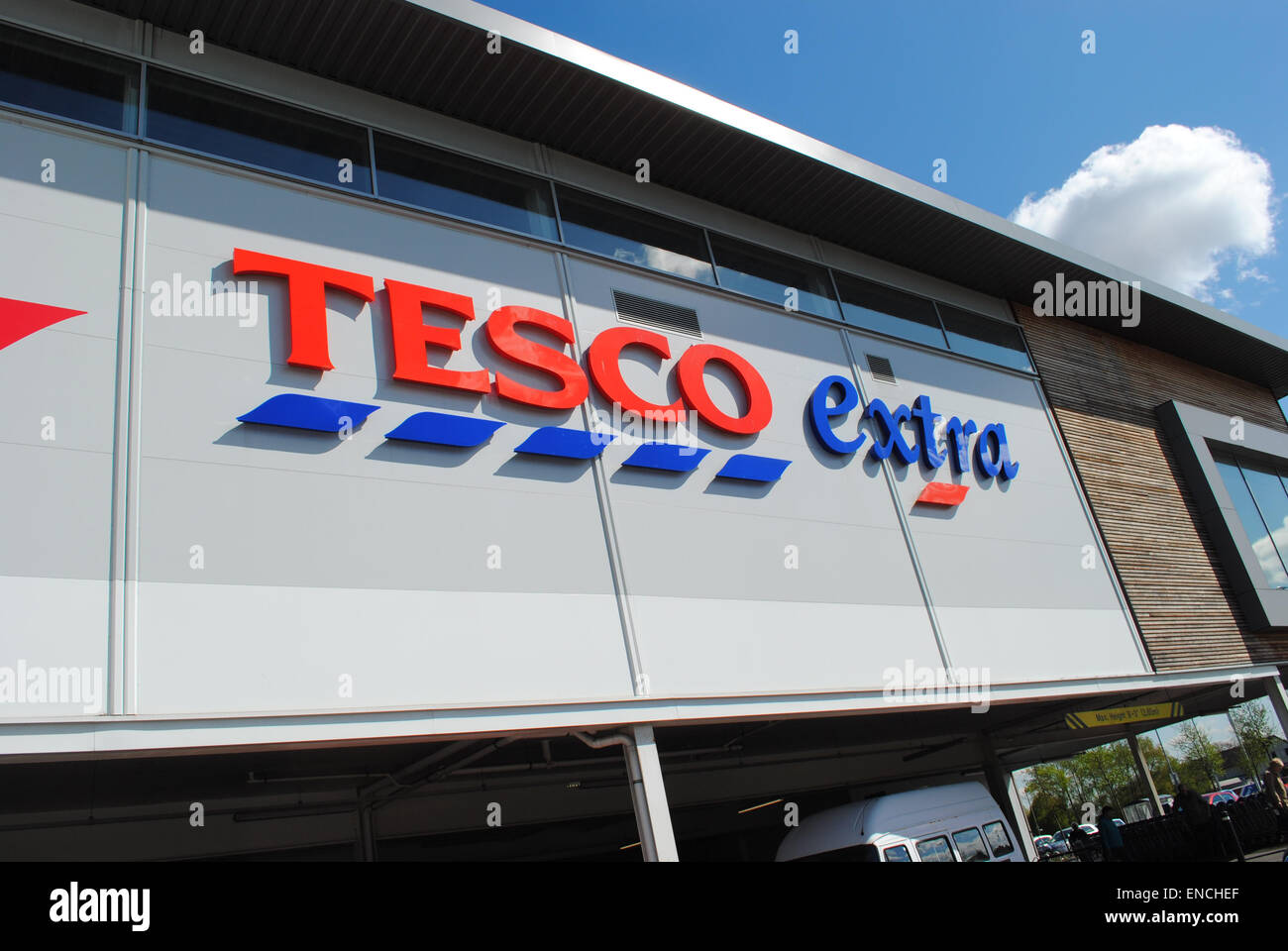 Dudley - 26 Apr: Blick auf ein Tesco-Logo auf der Außenseite eines Extra-Store am 26. April 2015 in Dudley, UK. Stockfoto