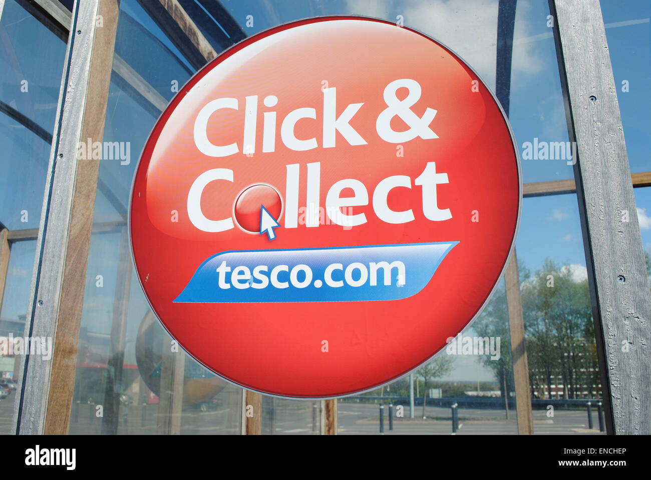 Dudley - 26 Apr: Blick auf ein Tesco-Logo auf der Außenseite eines Extra-Store am 26. April 2015 in Dudley, UK. Tesco hat die c angekündigt. Stockfoto