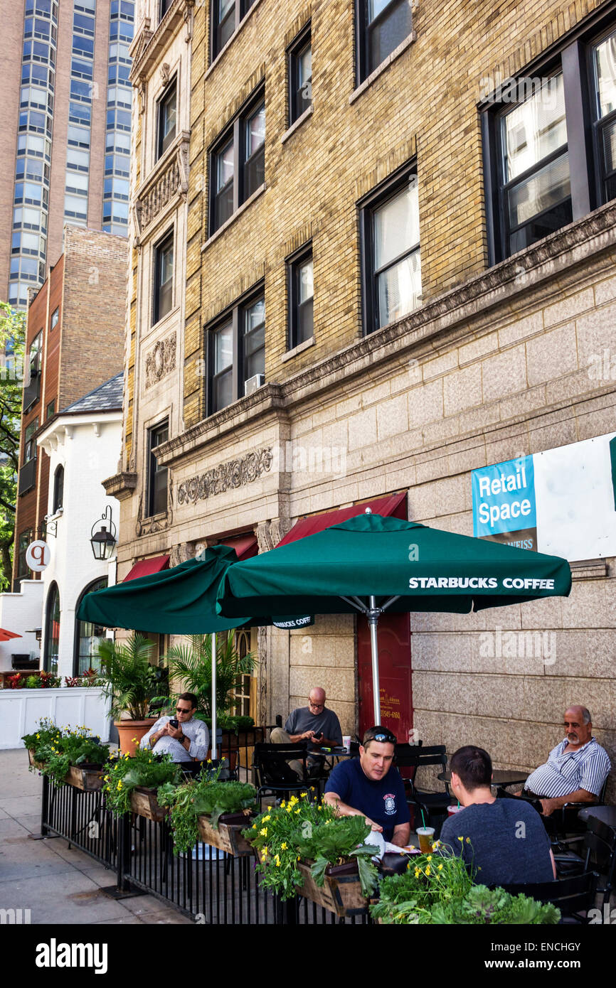 Chicago Illinois, in der Nähe von North Side, Nachbarschaft, Starbucks Coffee, Barista, Café, Bürgersteig, Tisch, Regenschirme, Blumenkübel, Erwachsene Erwachsene Männer, Männer, Stockfoto