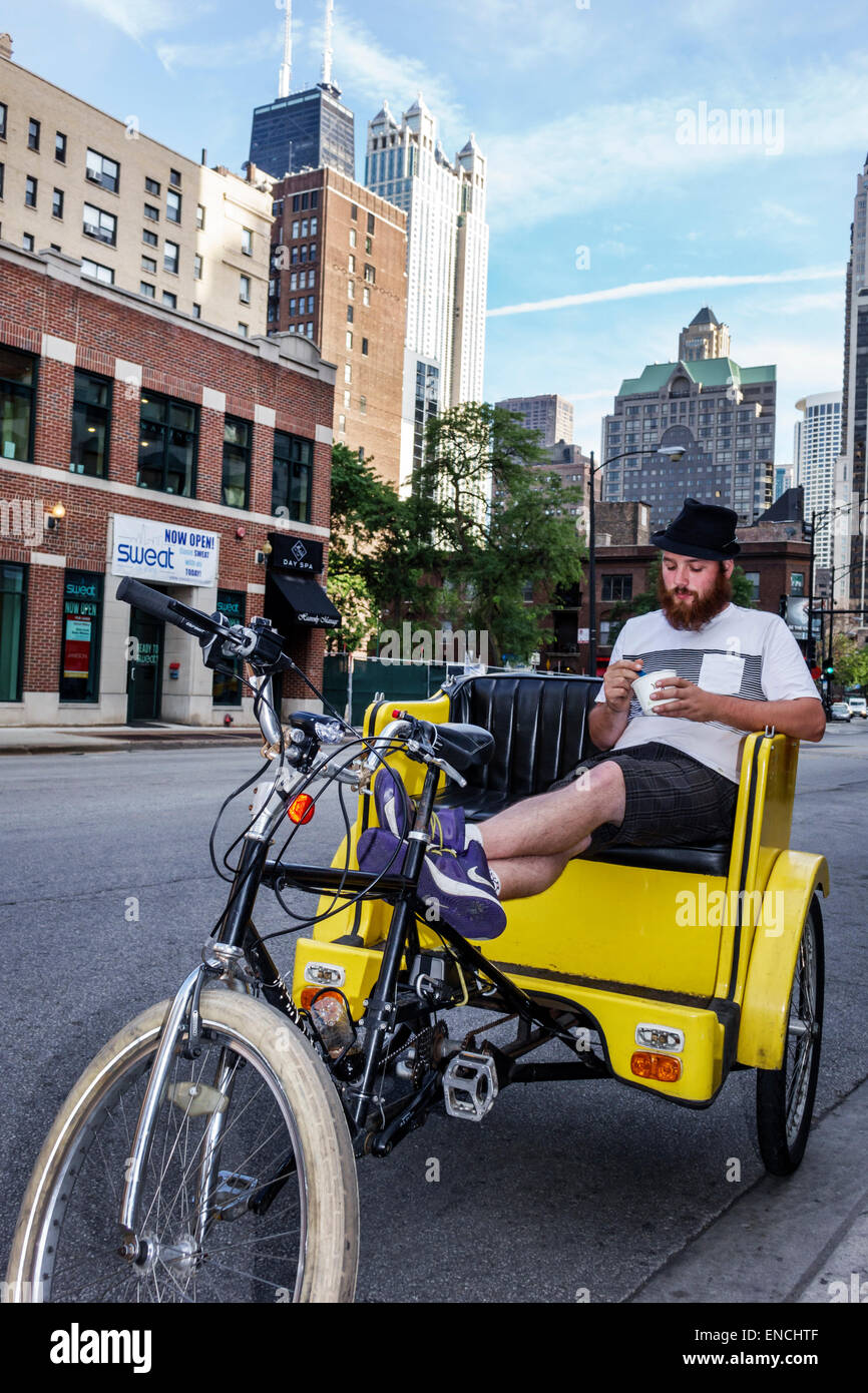 Chicago Illinois, in der Nähe von North Side, Division Street, Nachbarschaft, Pedicab, Dreirad, Männer männlich, sitzend, Snacks, pedalbetriebenes Fahrzeug, Chauffeur, Job, IL140 Stockfoto