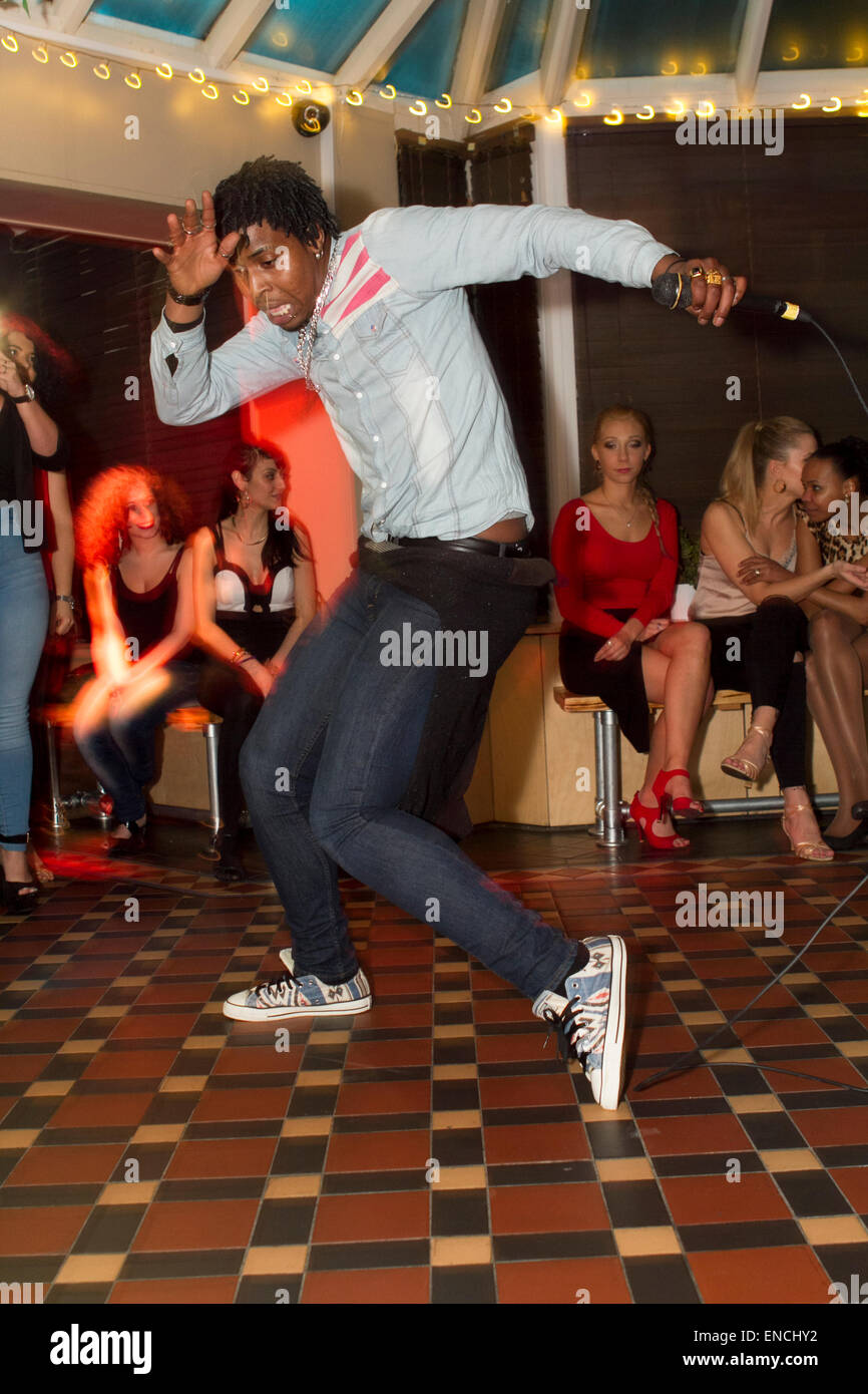 Afro schlägt Sänger bei einer Live-Veranstaltung in Leeds, Großbritannien Stockfoto