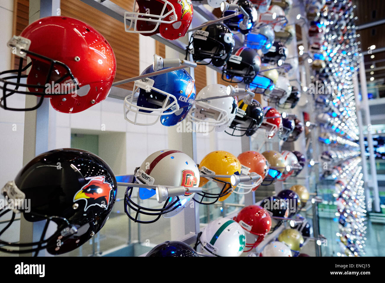 "Downtown Atlanta in Georga USA innen Anzeige der Helme in der College Football Hall Of Fame Museum gewidmet Stockfoto