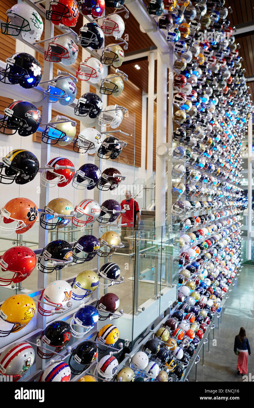 "Downtown Atlanta in Georga USA innen Anzeige der Helme in der College Football Hall Of Fame Museum gewidmet Stockfoto