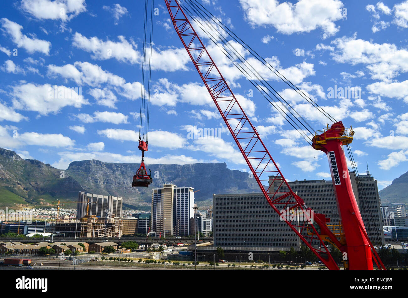 Transnet-Kran in der Port of Cape Town, Südafrika, vor Civic Centre und den Tafelberg Stockfoto