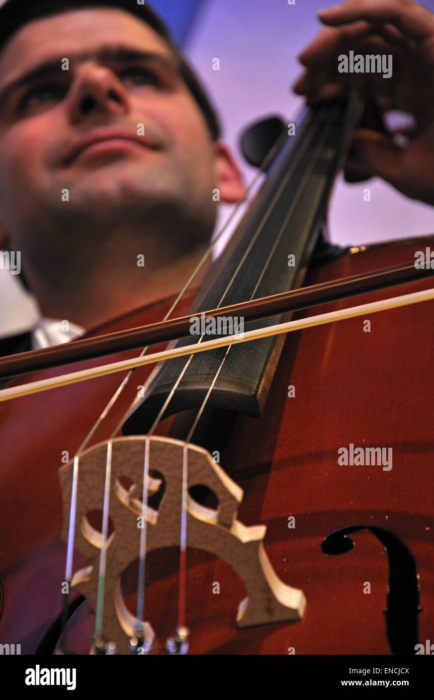 Reifer Mann im Cellospiel Galadinner-Kostüm Stockfoto
