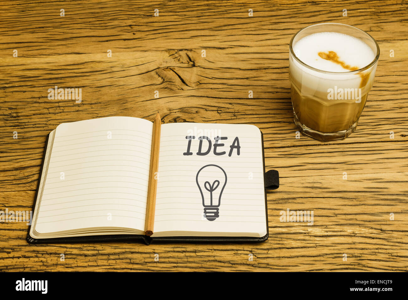 Konzept Idee Glühbirne Notizbuch mit Bleistift, Plan, kreative Idee-Business-Lösung. Kaffee auf Eiche Schreibtisch. Stockfoto