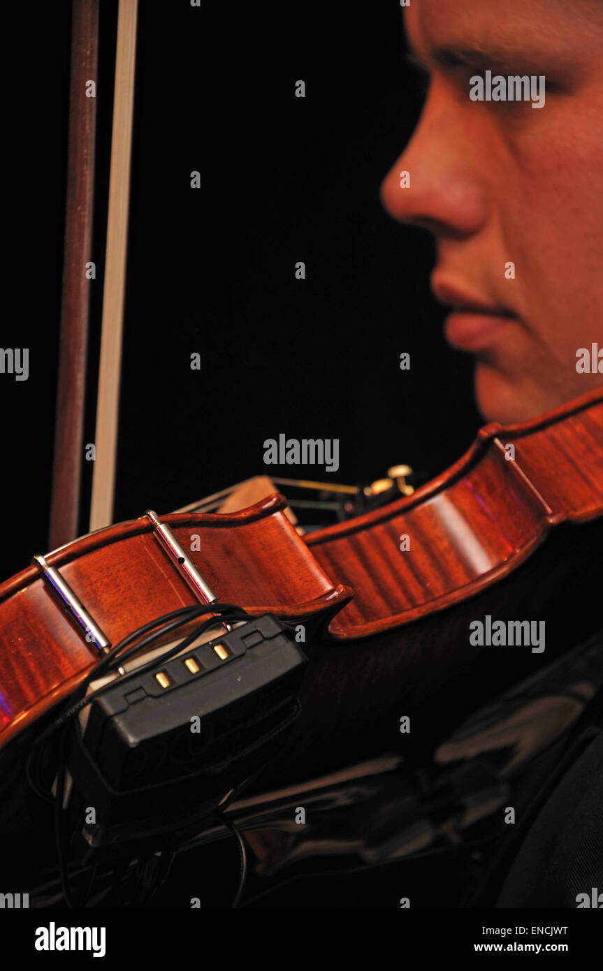 Elektronische Micorophone mit Violine spielte in Bühne verbunden Stockfoto