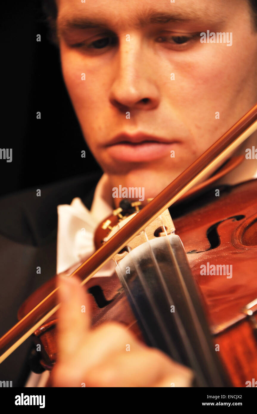 Detail eines Mannes spielt eine Geige in einer live-performance Stockfoto