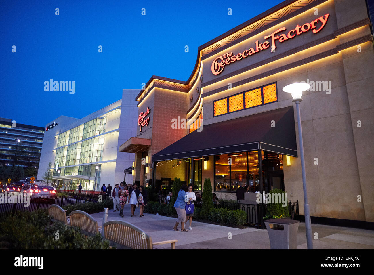 "Downtown Atlanta in Georga USA 3393 Peachtree Rd, Atlanta Cheesecake Factory Restaurant in der Mall im Lenox Square ist eine gehobene Stockfoto