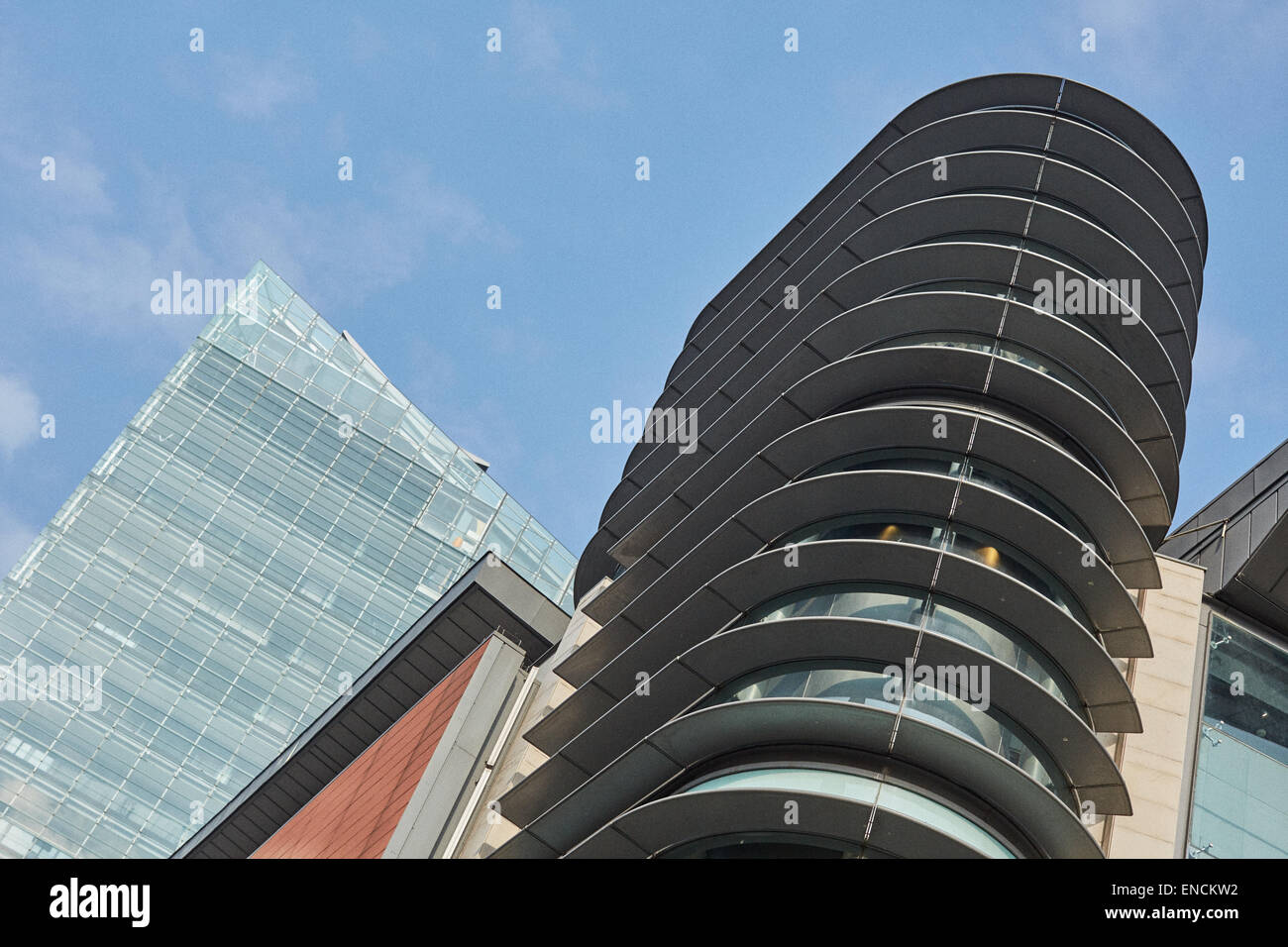 Wohnhaus eines Deansgate eingerahmt durch ein Fensterdetail an der Kathedrale zu Fuß Stockfoto