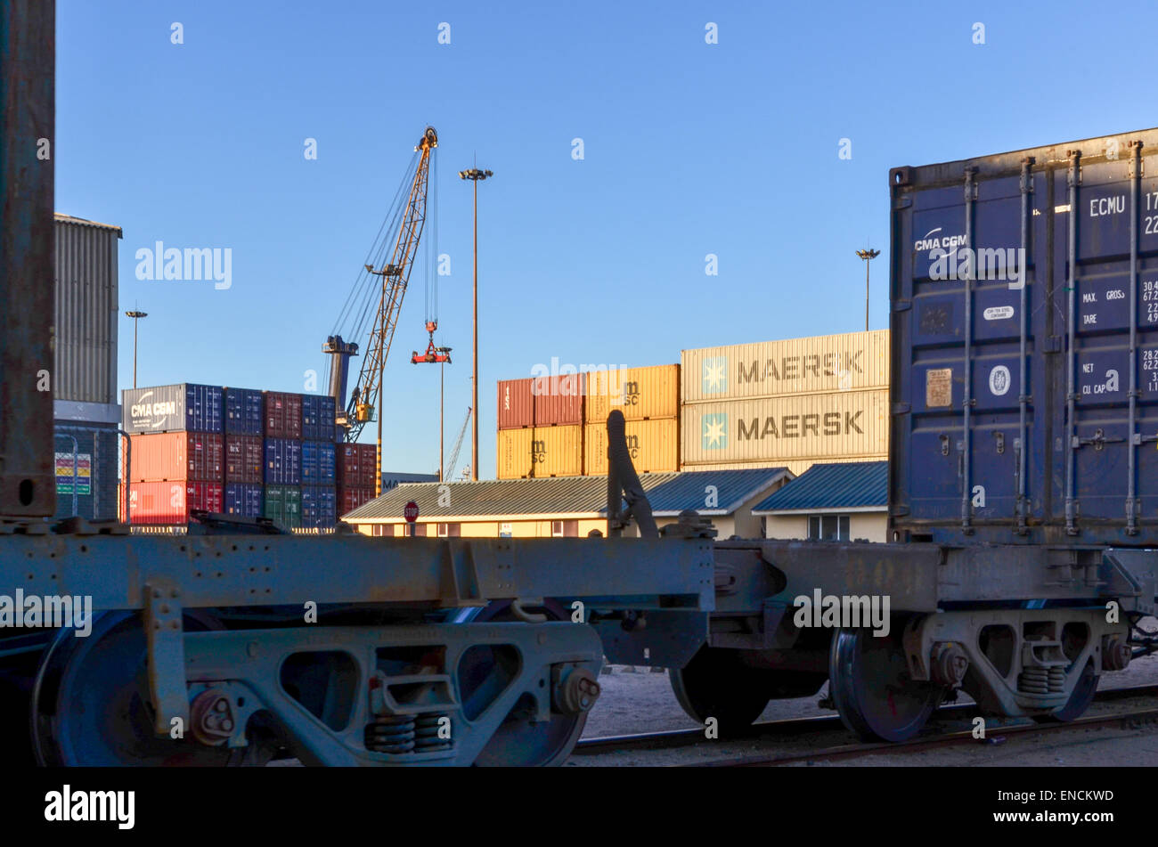 Maersk und MSC-Container am Containerterminal des Hafens von Walvis Bay, Namibia, hinter einen Güterzug Stockfoto