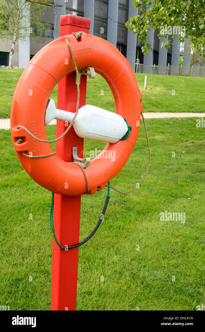 Ein Sicherheitsring an der Seite eines Sees. Stockfoto