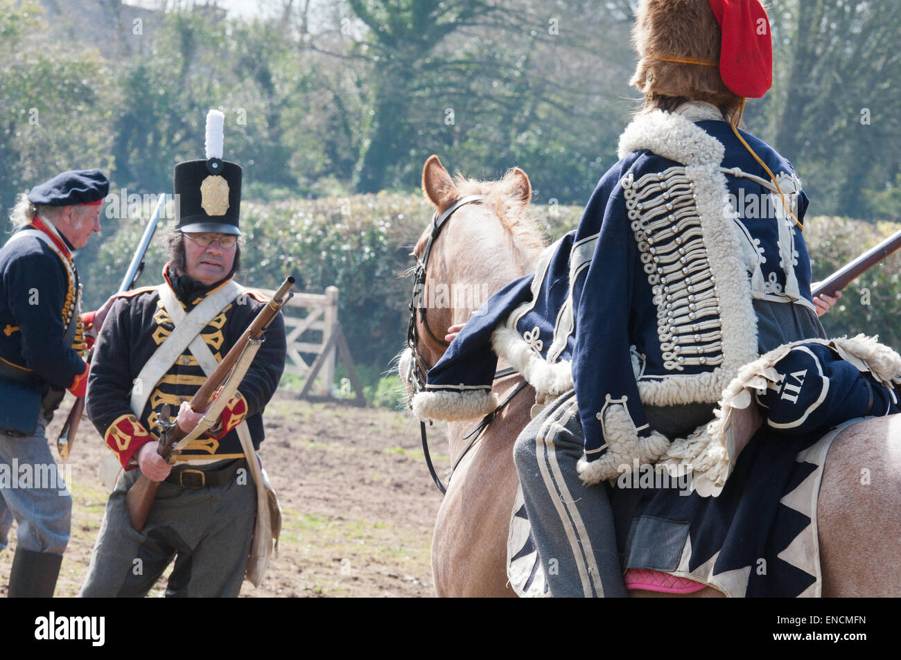 Sergeant der 7. Husaren laden Soldaten verteidigen Artillerie in einer Nachbildung der Schlacht von Waterloo 18. Juni 1815 Stockfoto