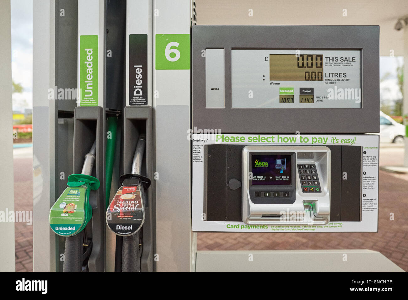 ASDA Benzin Kraftstoffpumpe Verkauf bleifrei und Diesel mit Kartenzahlung Leser Stockfoto