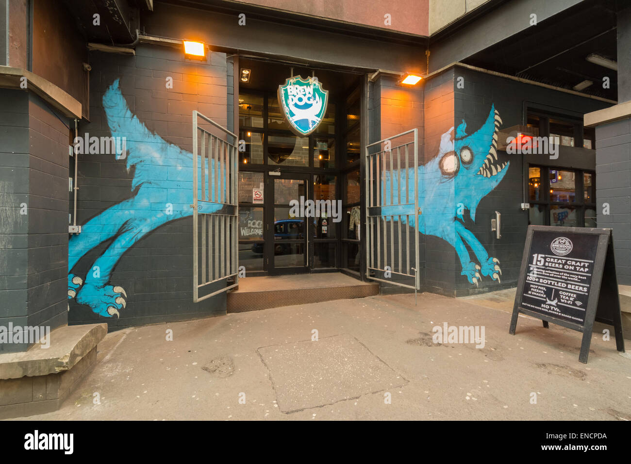 Eingang zum Brewdog Edinburgh Craft Beer Bar in Cowgate, Edinburgh, Schottland, Großbritannien Stockfoto