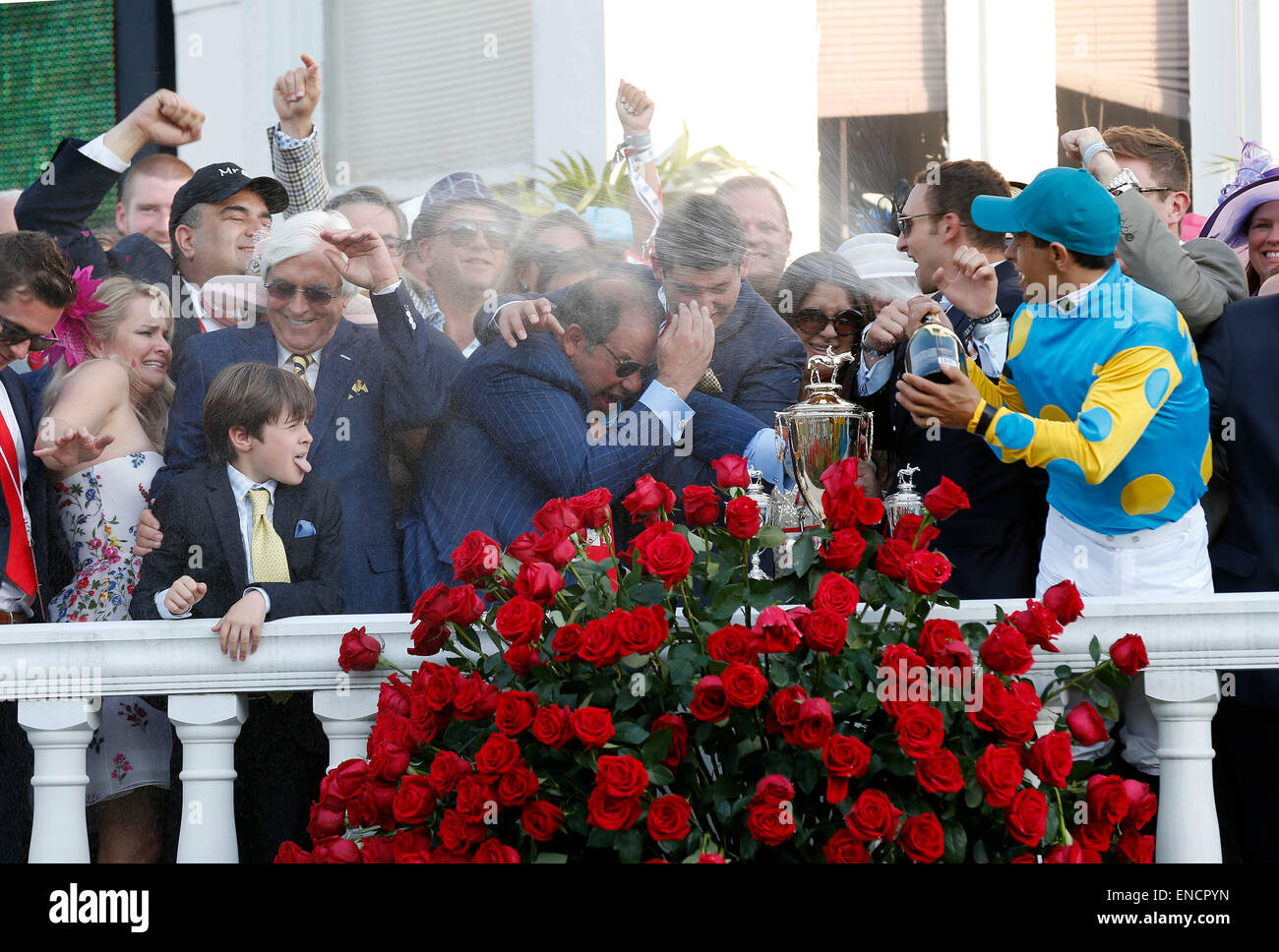 Louisville, KY, USA. 2. Mai 2015. Gewinnen Jockey Victor Espinoza Champagner auf die Anschlüsse der Derbysieger American Pharao, einschließlich Eigentümer Ahmed Zayat, Mitte, und Trainer Bob Baffert, seiner Frau Jill und ihr Sohn Bode, links, in den Kreis der Gewinner nach dem 141. laufen das Kentucky Derby in Churchill Downs in Louisville, Kentucky, 2. Mai 2014 gesprüht. Das Rennen wurde von amerikanischen Pharao mit Victor Espinoza, gewonnen. Foto von Charles Bertram | Personal Credit: Lexington Herald-Leader/ZUMA Draht/Alamy Live-Nachrichten Stockfoto