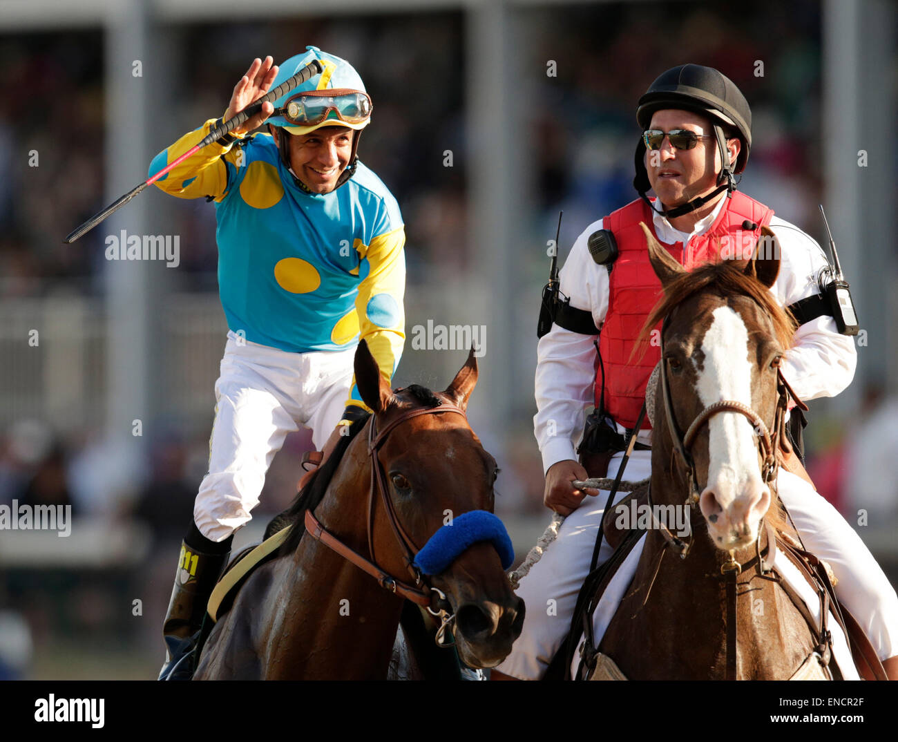 Louisville, KY, USA. 2. Mai 2015. Victor Espinoza winkten dem Publikum als er amerikanische Pharoah (18 Ritt) auf dem Siegertreppchen in der 141. das Kentucky Derby in Churchill Downs 2. Mai 2014. Amerikanisches Pharoah mit Victor Espinoza (18) gewann das Derby mit Feuern Rahmenunserer Gary L. Stevens (10) und Dortmund mit Martin Garcia (8) Dritte. Foto von Pablo Alcala | Personal Credit: Lexington Herald-Leader/ZUMA Draht/Alamy Live-Nachrichten Stockfoto