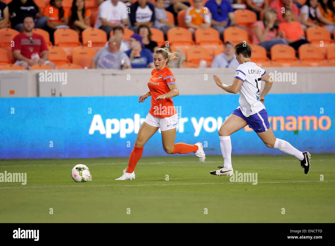 Houston, TX, USA. 2. Mai 2015. Houston Dash vorwärts Kealia Ohai #7 spürt eine lockere Kugel während, während das NWSL regulären Saison Spiel zwischen dem Houston Dash und FC Kansas City von BBVA Compass Stadion in Houston, TX vom FC Kansas City Defender Amy LePeilbet #17 verteidigt. (Erik Williams/CSM) Bildnachweis: Csm/Alamy Live-Nachrichten Stockfoto