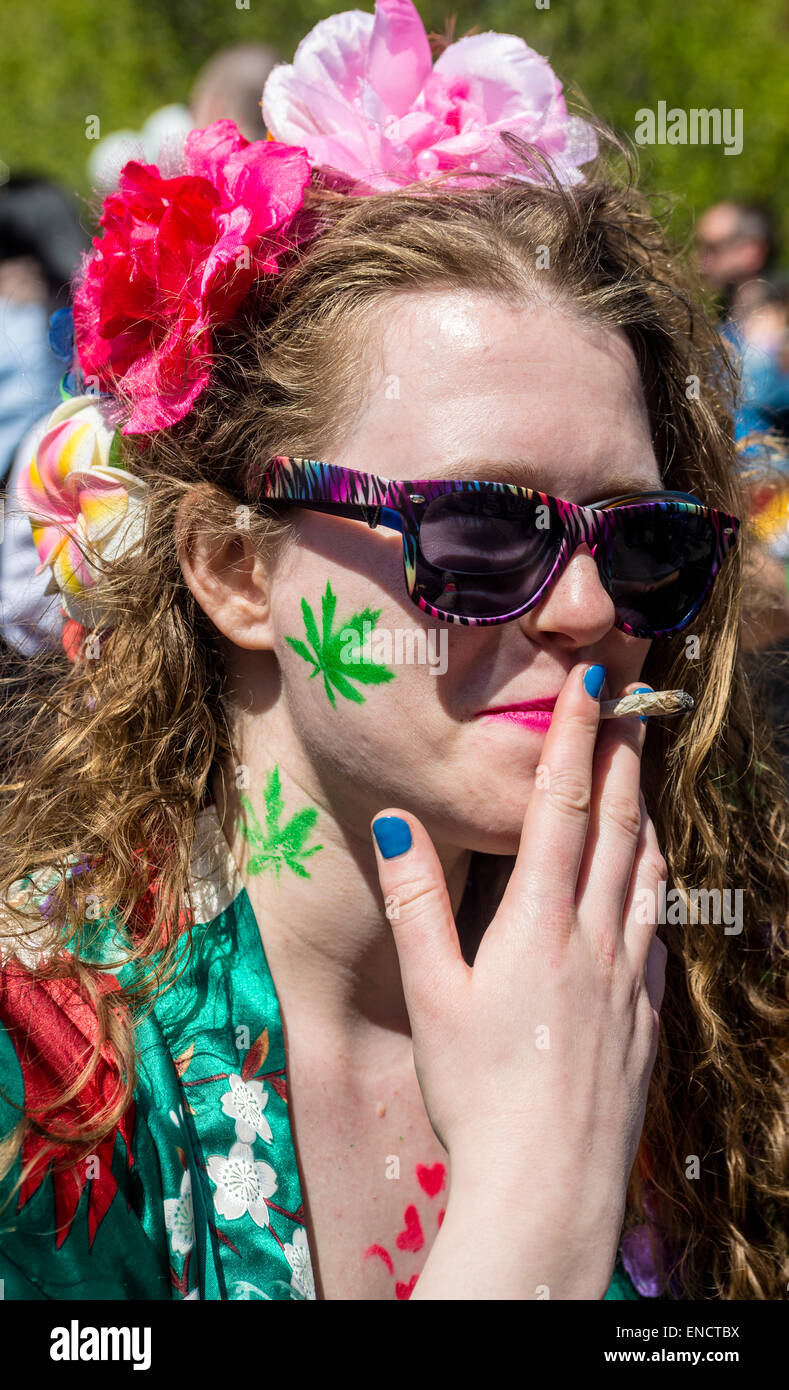 New York, USA - 2. Mai 2015 Marihuana befürwortet Rallye am Union Square, einen legalen Markt für Cannabis in New York City und nennen sie das Ende der Verwendung von Arzneimittelgesetz als Instrument für soziale Kontrolle und massenhaften Inhaftierung zu verlangen. Bildnachweis: Stacy Walsh Rosenstock/Alamy Live-Nachrichten Stockfoto