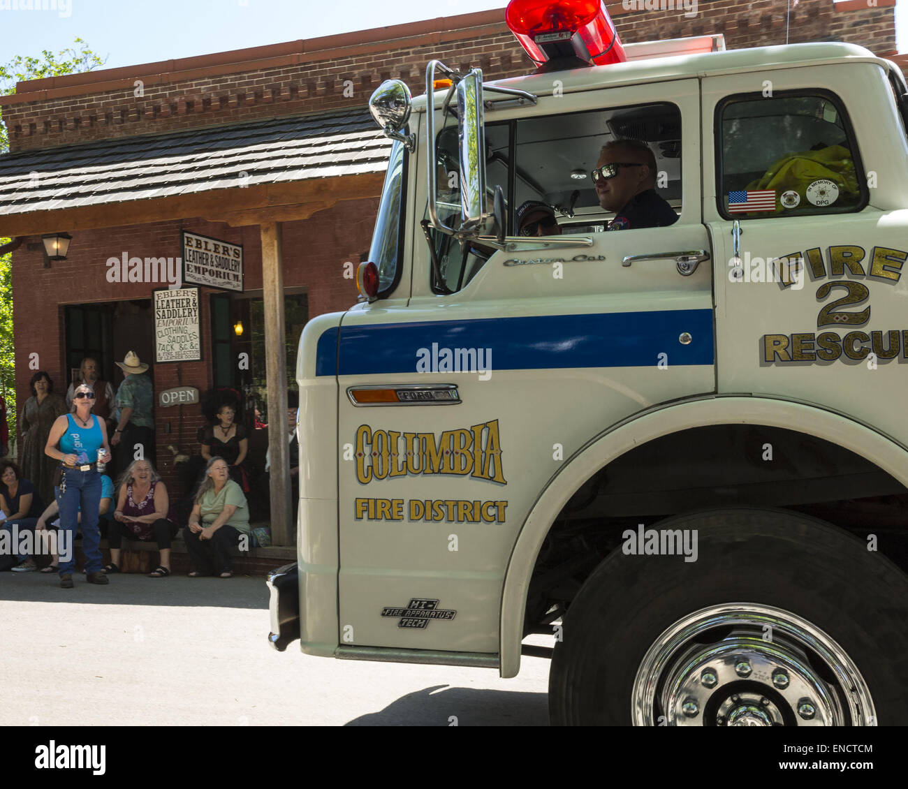 Columbia, Kalifornien, USA. 2. Mai 2015. Columbia Fire District #2 Motor bewegt sich entlang der Main Street Parade-Route in Columbia State Historic Park im Rahmen der 56. jährlichen Feuerwehrmann Muster auf Samstag, 2. Mai 2015. Columbia State Historic Park ist eine lebendige gold Rush Stadt mit die größte Einzelsammlung bestehender Goldrausch-Ära Strukturen im Staat. © Tracy Barbutes/ZUMA Draht/Alamy Live-Nachrichten Stockfoto