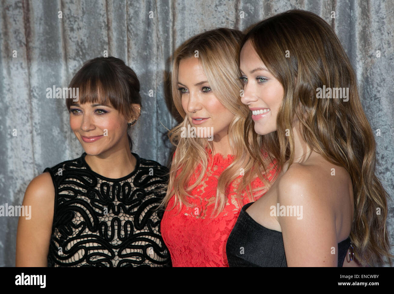 25. Internationaler Frauentag Media Foundation Mut in Journalism Awards im Beverly Hilton Hotel - Anreise mit: Rashida Jones, Kate Hudson, Olivia Wilde wo: Los Angeles, California, Vereinigte Staaten von Amerika bei: 28. Oktober 2014 Stockfoto