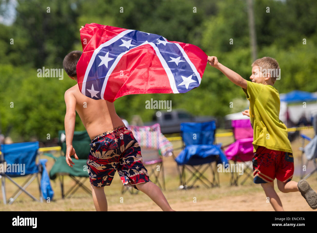 Augusta, Georgia, USA. 2. Mai 2015. Jungen toben mit der Konföderierten Flagge während der 2015 rot Hals Meisterschaften 2. Mai 2015 in Augusta, Georgia. Hunderte von Menschen kam einen Tag an Land Sport und Aktivitäten. Stockfoto