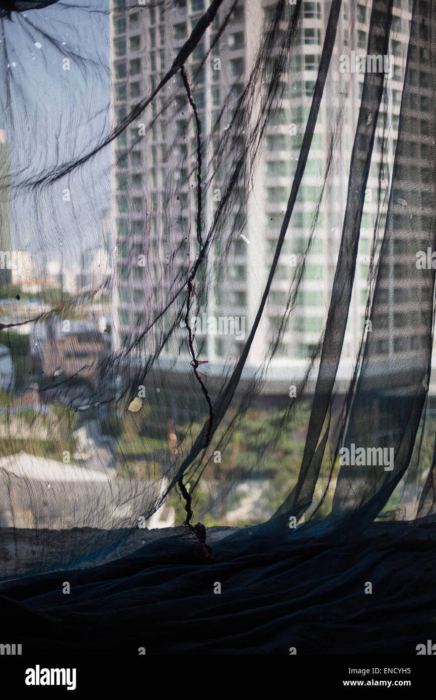 Blick durch Bau-Sicherheit-Netting in einem verlassenen Gebäude, Bangkok, Thailand. Stockfoto