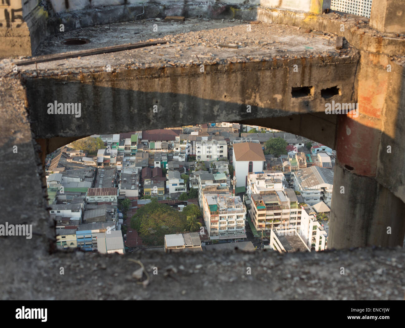 High Angle View aus einem verlassenen Gebäude, Dächer, Bangkok, Thailand nach unten blickt. Stockfoto