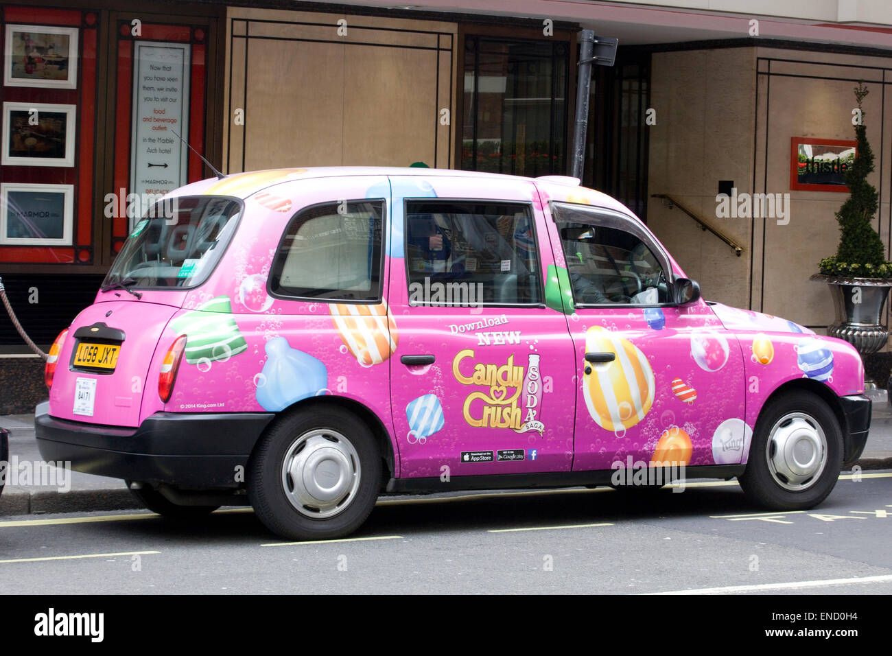 London Hackney Cab gesponsert von Candy Crush in London England Stockfoto