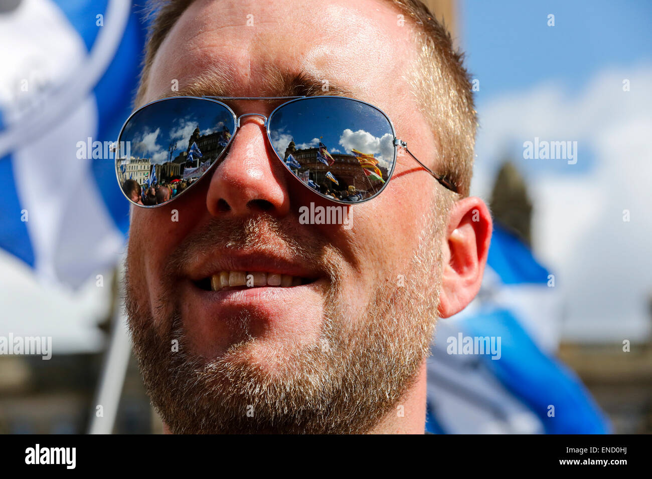 Mann mit reflektierenden Sonnenbrille, die Teilnahme an einer Unabhängigkeit und politische Kundgebung in George Square, Glasgow, Schottland, UK Stockfoto