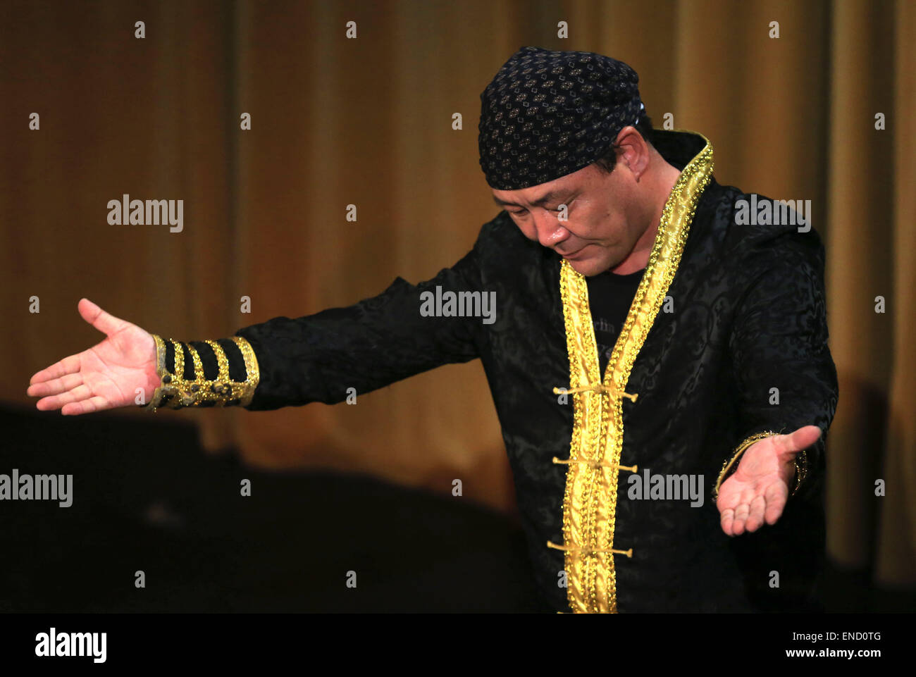 (150503)--FRANKFURT, 3. Mai 2015 (Xinhua)--Hosso führt Hoomii (traditionelle mongolische Kehlgesang) auf das internationale Theater in Frankfurt am Main, Deutschland, am 2. Mai 2015. Hosoo sang und spielte traditionelle mongolische Lieder, erläutert den Inhalt der Lieder und erzählte dem Publikum über die Geschichte und Technik dieser faszinierenden Musik. Hosoo wurde in eine Familie von Hoomii Sänger geboren und wuchs in der Heimat Hoomii Gesang, in der Provinz Chandman Summe in Khovd. Diese Provinz liegt in der Altai-Gebirgsregion der westlichen Mongolei. Hosoo erhielt den Titel "Bester mongolischer Sänger" Stockfoto