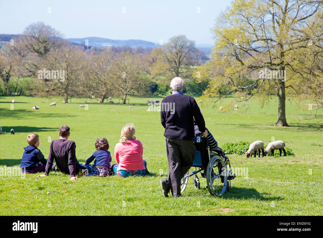 Junge Familie sucht über attraktive Landschaft, England, UK Stockfoto