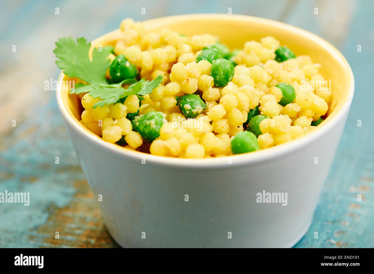 Milchfreien kitschig Salat mit großen runden Couscous und Erbsen. Stockfoto