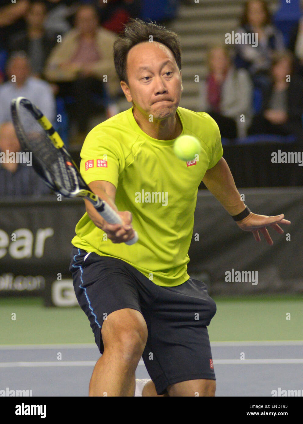 Vancouver, Kanada. 2. Mai 2015. Michael Chang von den Vereinigten Staaten gibt einen Treffer gegen Mark Philippoussis von Australien während der PowerShares Champions Showdown Tennisturnier in Vancouver, Kanada, 2. Mai 2015 zurück. Es ist das erste PowerShares Serie Tennis Circuit Event in Kanada statt. Bildnachweis: Sergei Bachlakov/Xinhua/Alamy Live-Nachrichten Stockfoto