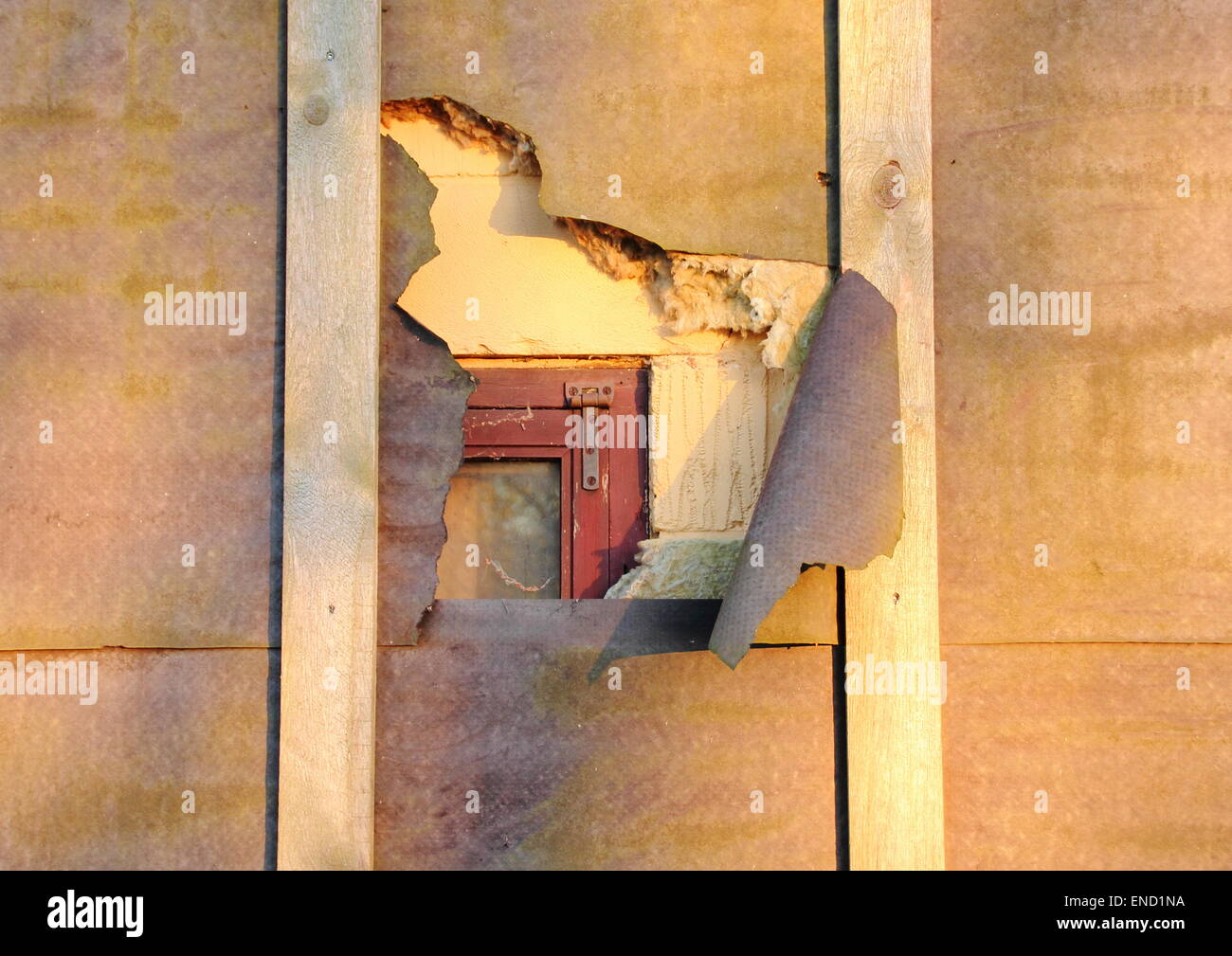 Schäden am Haus Isolierung aufdecken Fenster hinter Stockfoto