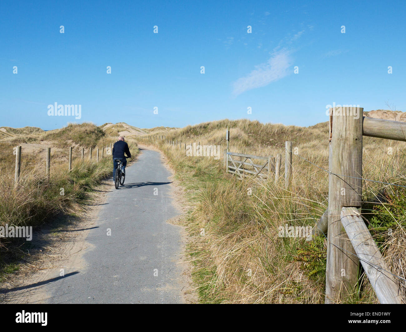 Radfahren auf Sanddünen in der Nähe von Harlech Gwynedd Wales UK Stockfoto