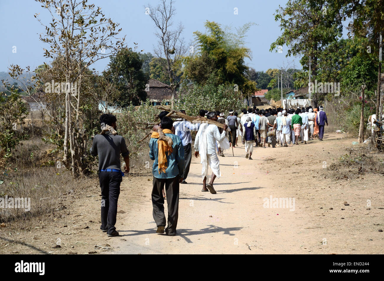 Indische Männer zu Fuß zum Hindu Einäscherung Beerdigung einige tragende Holz Kanha Nationalpark Madhya Pradesh, Indien Stockfoto