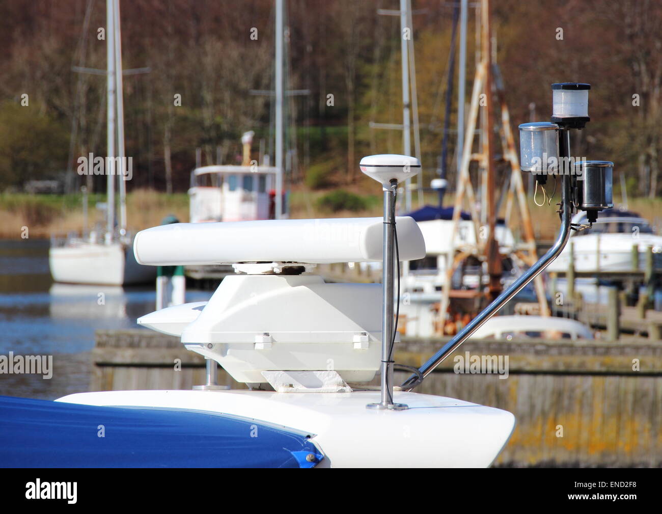 Isolierte Schiff Navigationsgeräte mit Hafen im Hintergrund Stockfoto