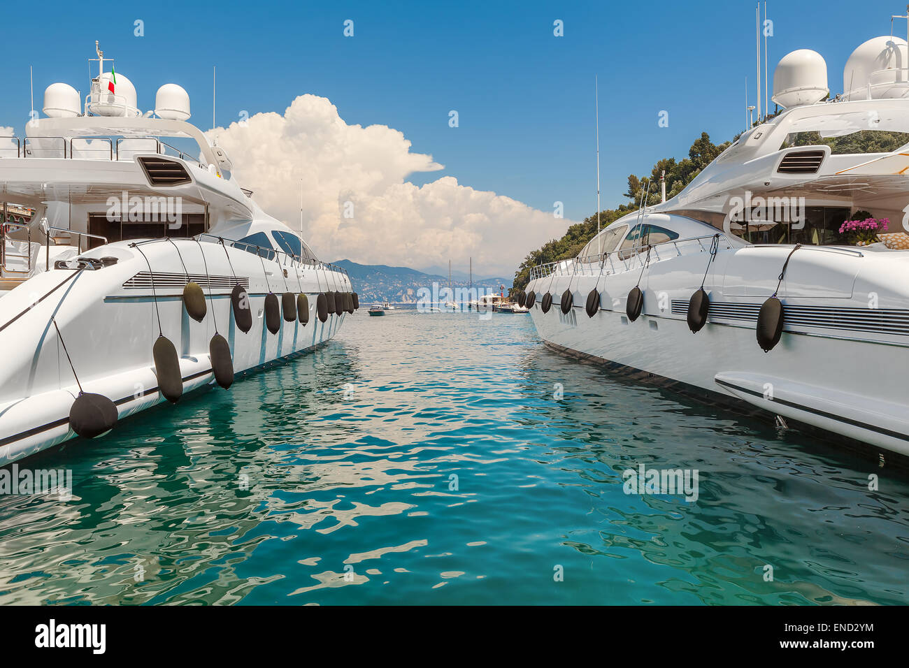 Zwei Luxus-Yachten in der Bucht von Portofino in Ligurien, Italien. Stockfoto