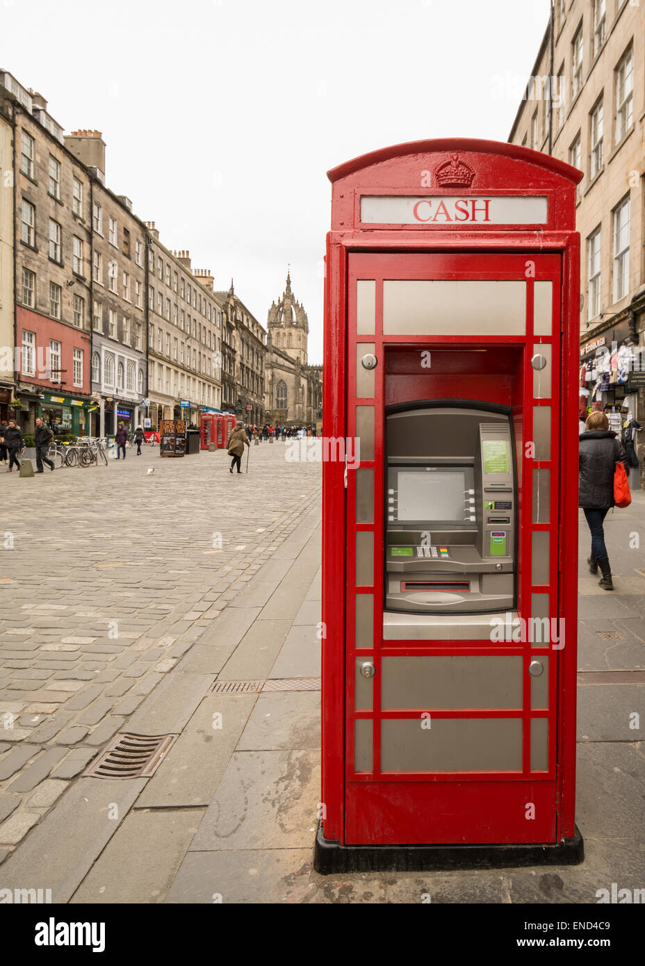 Traditionelle rote Telefonzelle angepasst in eine elektronische Geldautomat auf der Royal Mile in Edinburgh, Schottland, UK Stockfoto