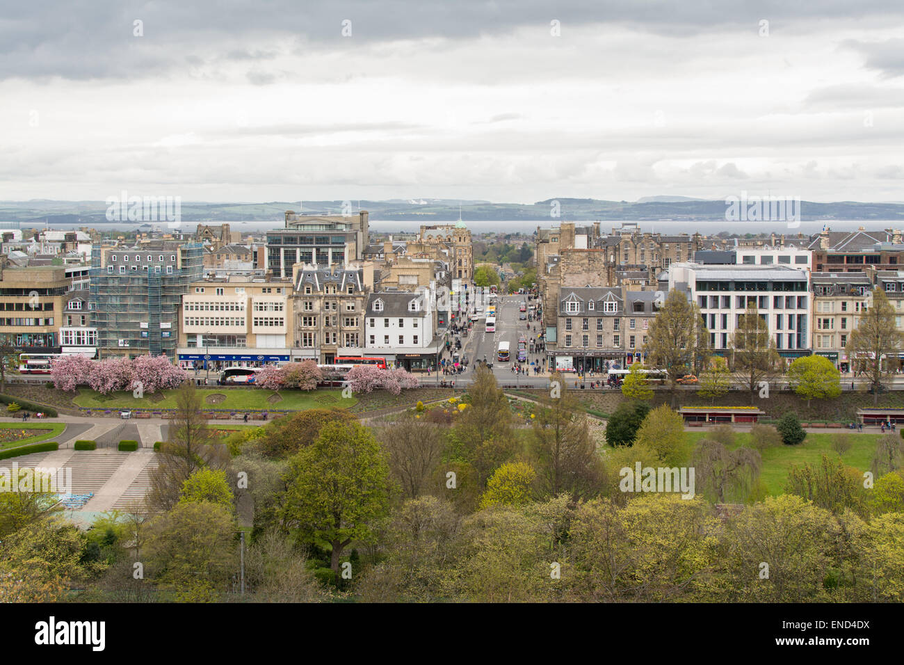 Edinburgh - Frühling Ansicht der Princes Street, Princes Street Gardens, Frederick Street und den Firth of Forth und Fife jenseits Stockfoto
