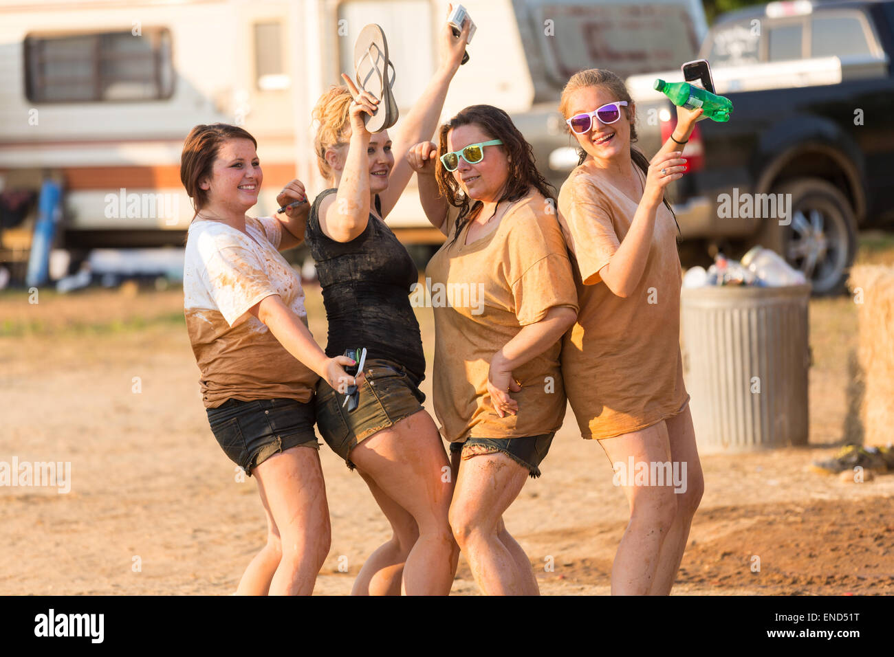 Eine Gruppe von Frauen tanzen bei den 2015 rot Hals Meisterschaften 2. Mai 2015 in Augusta, Georgia. Hunderte von Menschen kam einen Tag an Land Sport und Aktivitäten. Stockfoto