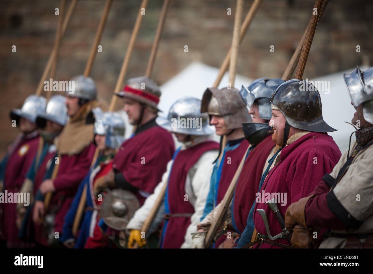 Soldaten auf der Parade mit ihren Waffen an ein mittelalterliches fest in Warkworth Castle in Northumberland, historisches reenactment Stockfoto