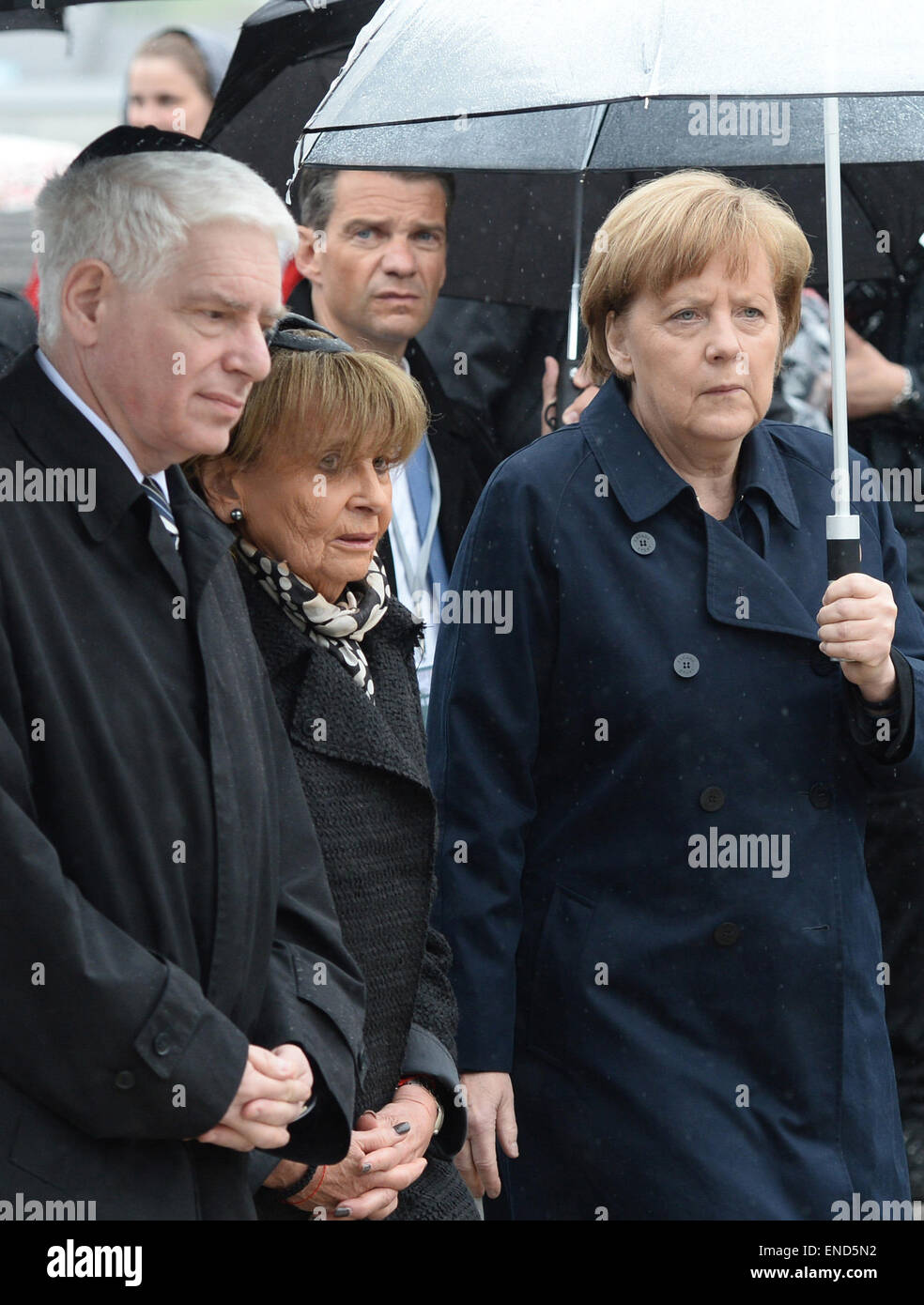 Dachau, Deutschland. 3. Mai 2015. German chancellor Angela Merkel (R), President von der zentrale Rat der Juden Josef Schuster (L) und Präsident der israelitischen kulturelle Gemeinschaft München und oberen Bayern Charlotte Knobloch Pflichtveranstaltung der Gedenkfeier zum 70. Jahrestag der Befreiung des KZ Dachau durch die Alliierten auf dem ehemaligen Lagergelände in Dachau, Deutschland, 3. Mai 2015. Mehr als 200.000 Menschen aus ganz Europa wurden unter erbärmlichen Bedingungen in Dachau interniert. Foto: Dpa/Alamy Live-Nachrichten Stockfoto