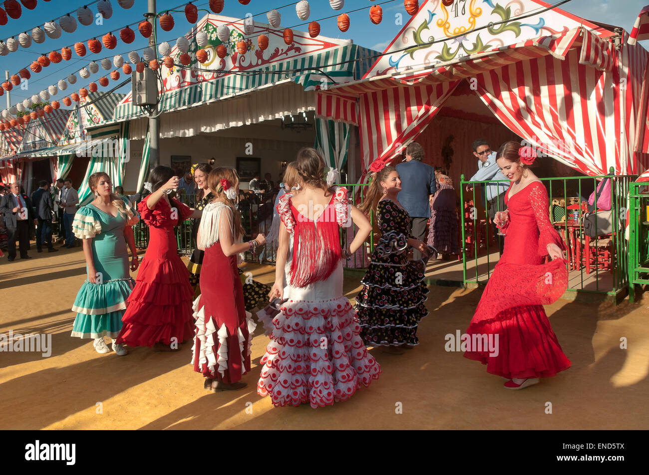 April Fair, junge Frauen, die mit dem traditionellen Flamenco Tanz Kleid, Sevilla, Region von Andalusien, Spanien, Europa Stockfoto
