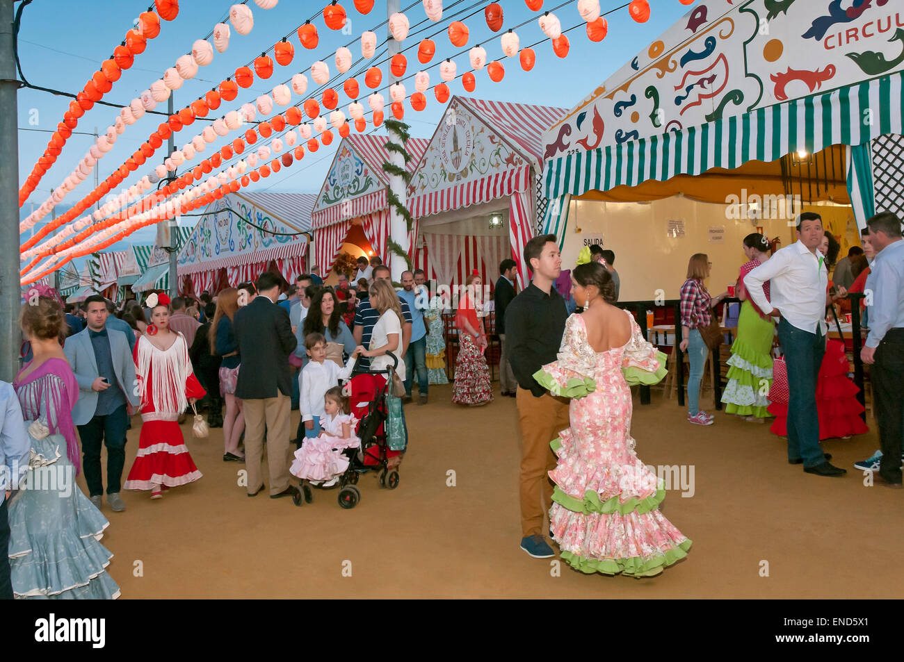 April Fair, Frauen tragen traditionelle Flamenco-Kleid, Sevilla, Region von Andalusien, Spanien, Europa Stockfoto